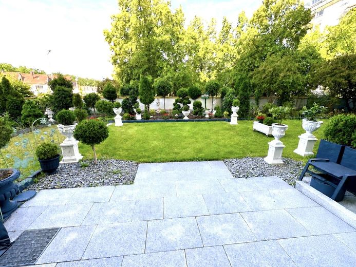 Große Terrasse! Stilvolle 2-Zi.-Garten-Whg m. EBK u. guter Infrastruktur - N/West – Südseite - Terrasse/Garten