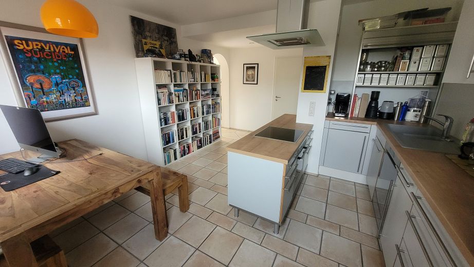 Moderne Maisonette „Am Weinfass“: Komplett renoviert mit flexiblem Wohnkonzept – Moderne Einbauküche