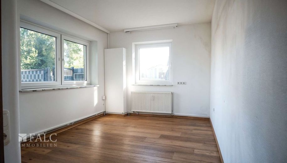 Vermietetes 2-Parteienhaus in schöner Lage – Wohnraum EG - (KI generiert)