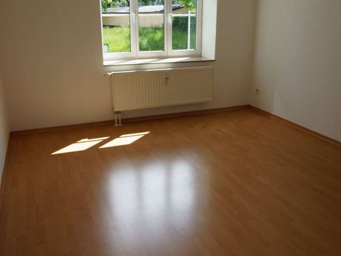 WG-geeignet -  Bad mit Wanne/Fenster + Laminat + Balkon an Küche – Foto 1