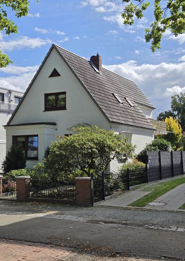 Großzügiges Einfamilienhaus mit viel Potenzial - provisionsfrei – Seitenansicht rechts