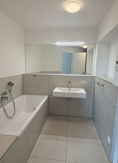 Elegante 4-kamer-eigenaarswoning in de Grand Tower – exclusief wonen boven de daken van Frankfurt – Masterbad mit Badwanne