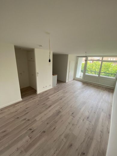 FRISCH SANIERTE UND RUHIG GELEGENE WOHNUNG IN S- BAHN- NÄHE – Wohnzimmer