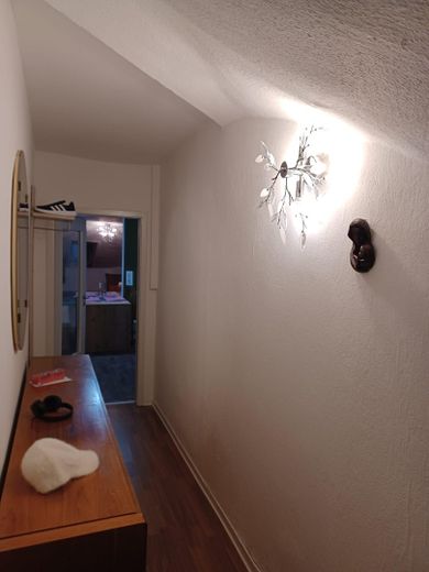 Appartement mansardé central de 3 pièces (env. 83 m²) avec climatisation et emplacement de stationnement – Einrichtung des Vormieters