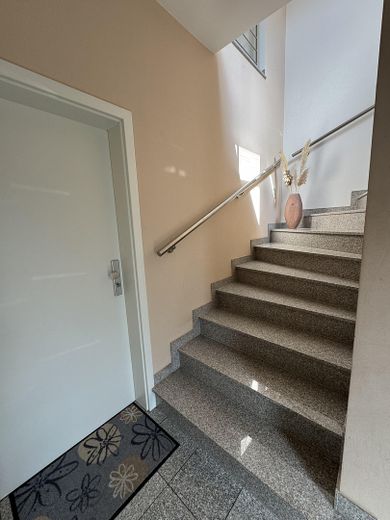 Vendita da privato - casa bifamiliare/casa multigenerazionale su terreno in diritto di superficie a Kaarst Mitte – Hausflur Aufgang 1. OG #1