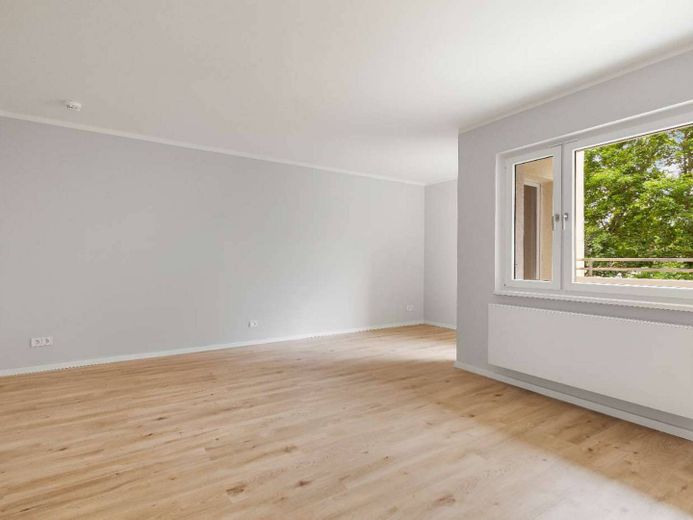 53 m²’de eksiksiz konfor paketi: Ankastre mutfaklı, balkonlu ve otoparklı 2 odalı daire – Ansicht I: Wohnzimmer