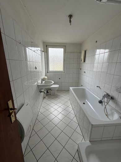 Frisch renovierte 3-Zimmer-Dachgeschosswohnung mit Tageslichtbad & Gästebad in Essen – Badezimmer