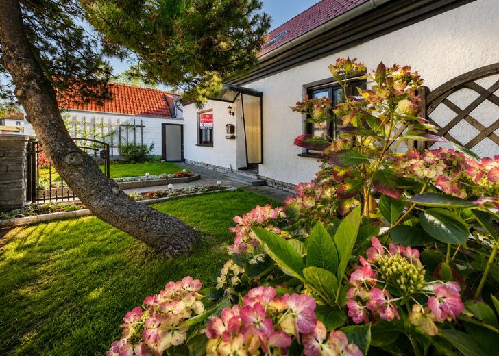 Behagliches Einfamilienhaus mit Balkon, Kamin &amp; Nebengebäude - perfekt für ruhiges, zentrales Wohnen – Gartenanischt