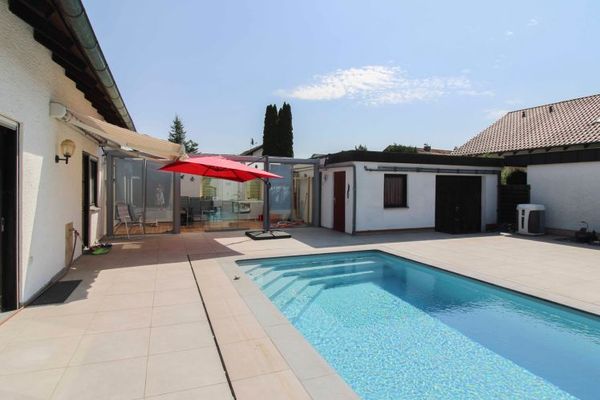 Illertissen: Großzügiges Einfamilienhaus mit Einliegerwohnung und Pool im schönen Garten
