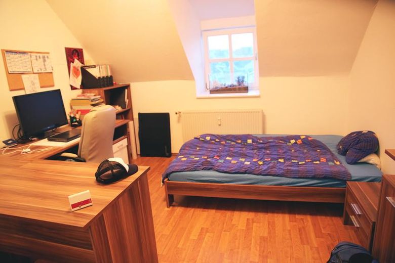 2-Zi.-DG-Wohnung mit Blick auf die Burg – Schlafzimmer