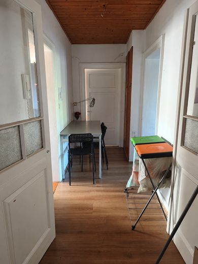 Ruhige, WG-taugliche Wohnung in Bahnhofsnähe – Flur, Blick zum Schlafzimmer