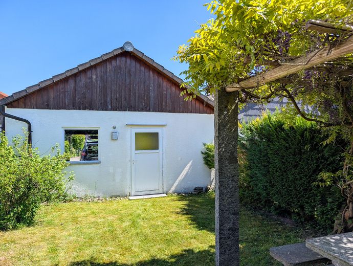 Garten hinter der Garage