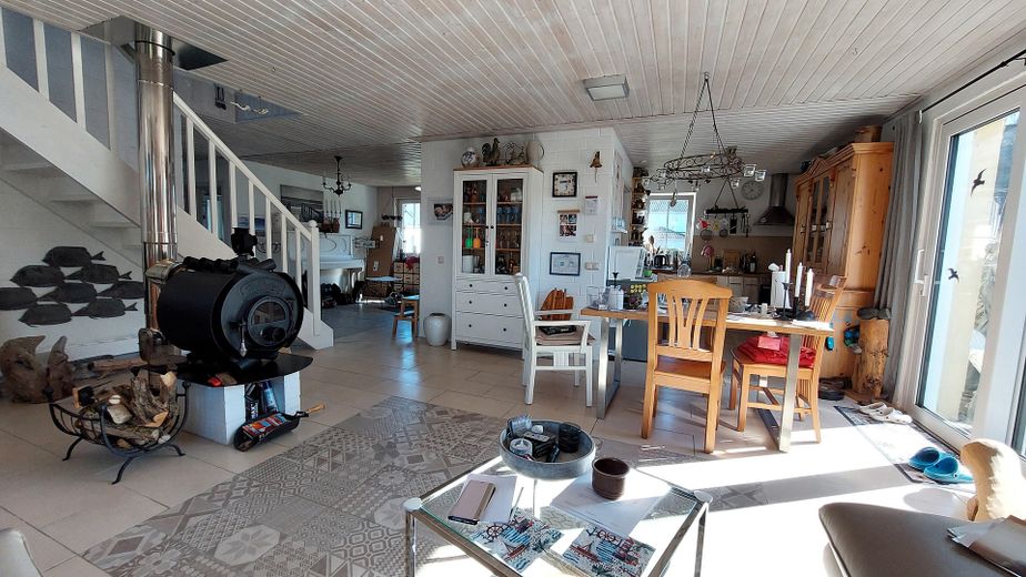 offener Wohnbereich mit Kamin 