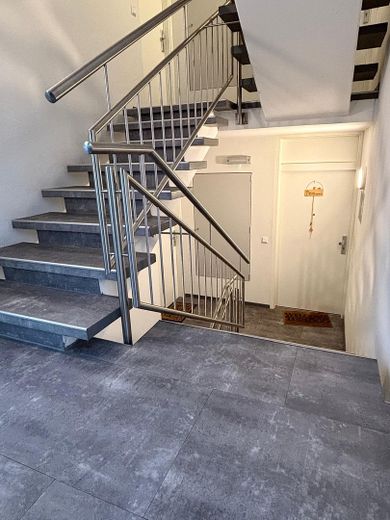 Modernisierte 4,5-Zimmer-Wohnung mit großem Balkon und Tiefgarage in Balingen – Treppenhaus
