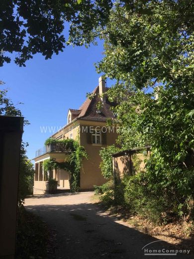 20330G HomeCompany Dresden Möbliert/Furnished 2-Zimmer Apartment mit phantastischer Aussicht über die Stadt am Loschwitzer Elbhang, grosse Dachterrasse max. 2 Personen – d33ec1b3a3ce436c5763b4d3a93c1ffe21d65041.jpg