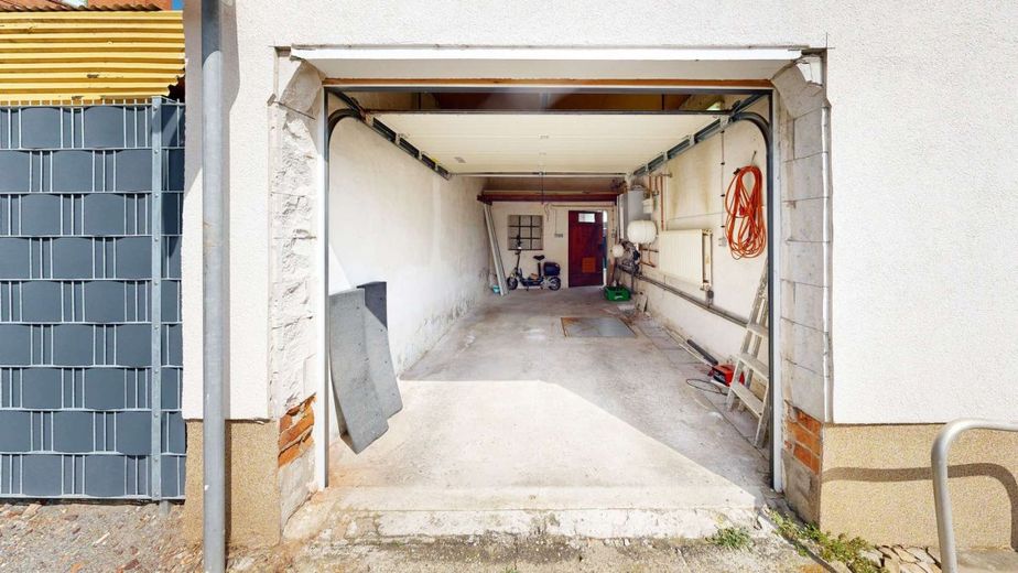 Schnäppchenpreis  stilvolles bezugsfertiges Zuhause in Barby mit Hof, Garage &amp; Nähe zur Natur – Garage