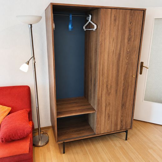 Möbliertes 1 Zimmer Wohnung mit Balkon, Stellplatz und Pauschalmiete – Kleiderschrank