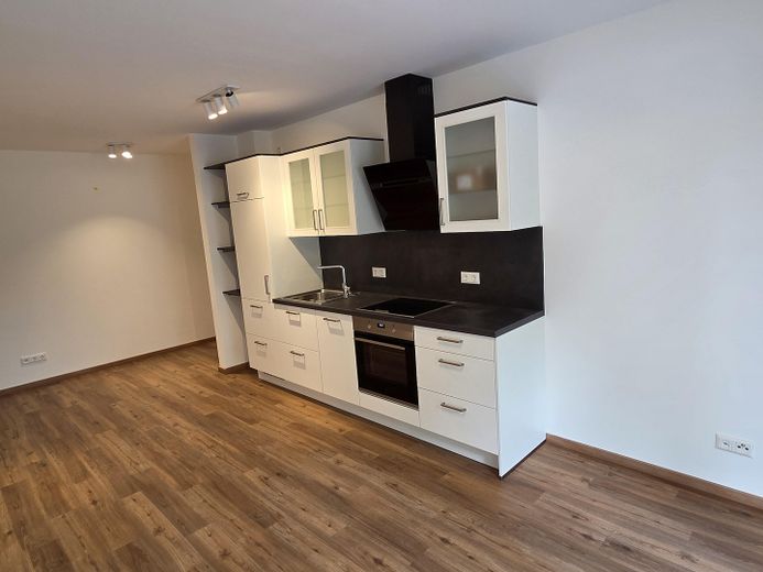 Neubau - Erstbezug - sofort verfügbar! Exklusive 2-Zi-Wohnung mit EBK und Garten sowie Tiefgarage – Wohn-/ Essbereich