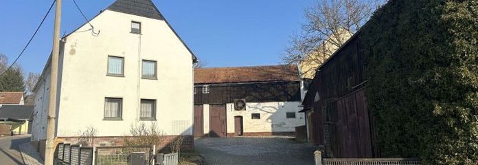 Plauen 4 km: Dreiseithof mit Scheunen, Garten und Baugrund