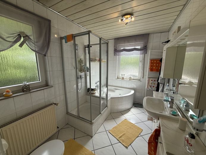 Raum für Ideen: Wohnen, Arbeiten und Gestalten unter einem Dach! – Badezimmer