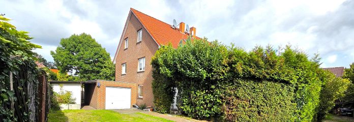 Massive Doppelhaushälfte in Hamburg-Fischbek – Garten mit Stellplätzen