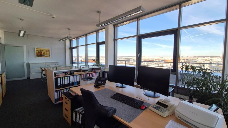 Espace commercial central pour votre idée d’entreprise réussie – Einzelbüro mit Besprechung