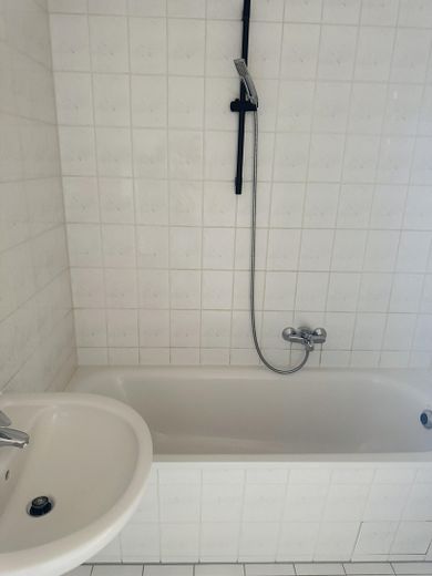 Moderno appartamento monolocale con balcone, cucina componibile e accesso senza gradini – Foto 6