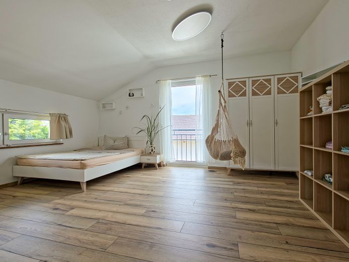 Modernes 217-m²-Familienhaus mit 8 Zimmern, PV-Speicher, Wallbox, Solar & großem Garten – Foto 31
