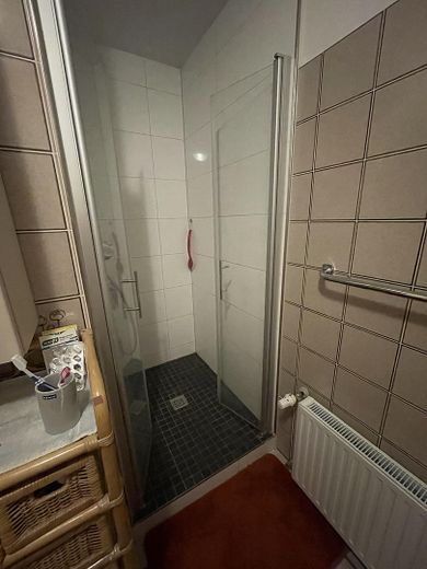 Dużo miejsca dla rodziny – w pełni podpiwniczony dom szeregowy o powierzchni mieszkalnej 146 m² – Hauptbad