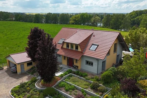 HORN IMMOBILIEN++ Penzlin, large single-family house with garage, outdoor pool and many extras