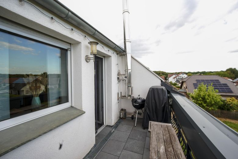 Außergewöhnliche 2-Zimmer-Dachgeschosswohnung mit Kamin, Vollbad, Balkon & ausgebautem Dachboden – Balkon_Bild1