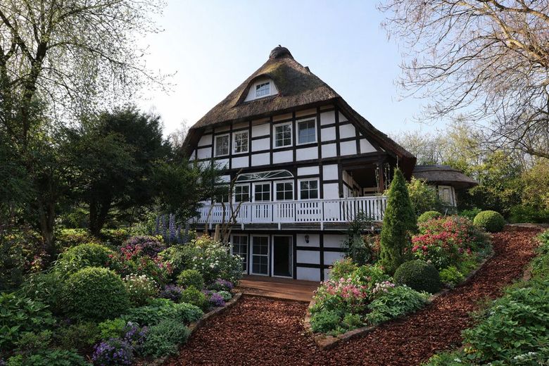 Exklusive Villa mit Wellnessbereich, Pool &amp; großem Grundstück (inkl. Renovierung und neuem Dach) – Südansicht mit Begrünungsbeispiel