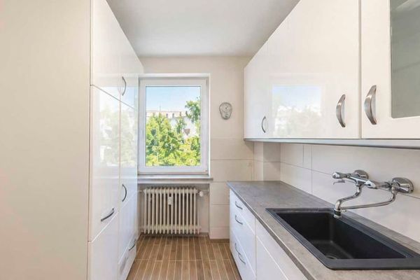 Beautiful 3-room apartment in a quiet location with open parking space