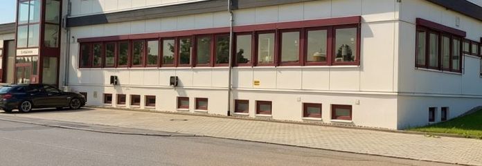 Moderne Produktionshalle mit Bürotrakt zu verkaufen!