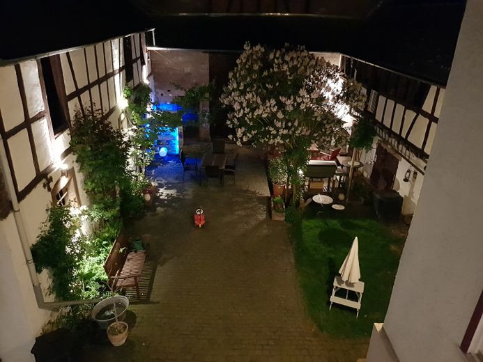 Innenhof bei Nacht