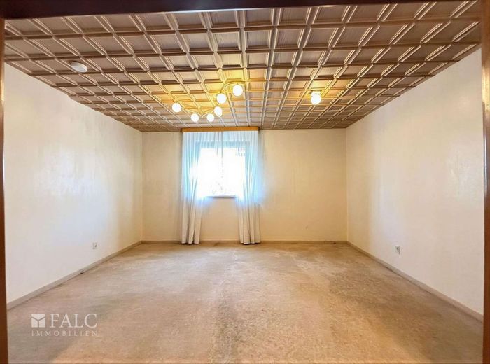 RESERVIERT***Kleine Doppelhaushälfte mit großem Grundstück und Entwicklungspotenzial – Wohnzimmer
