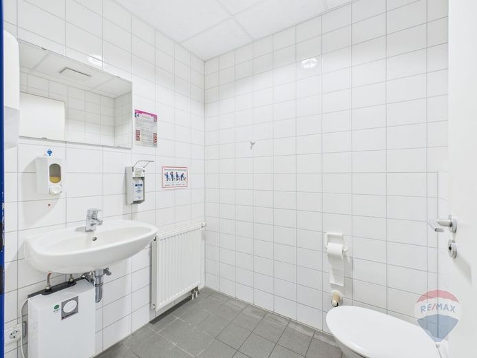 Provisionsfrei für Mieter! -Moderne Bürofläche- hell und barrierefrei – Badezimmer