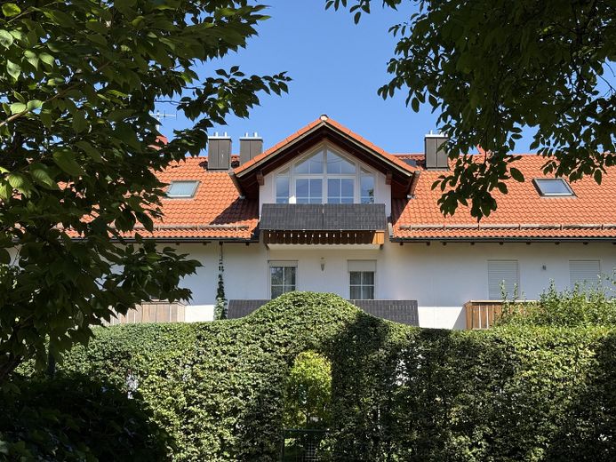 Ubicación privilegiada: casa adosada bien cuidada con instalación fotovoltaica de 13 kWp, 2 wallboxes, clase energética B - de particular – Außenansicht von Strasse