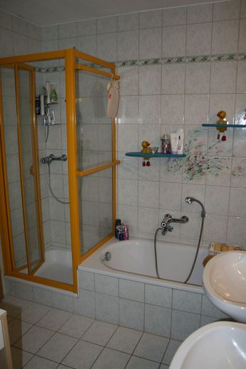 Großzügiges Reihenmittelhaus in ruhiger Wohnlage – Bad mit Dusche und Badewanne