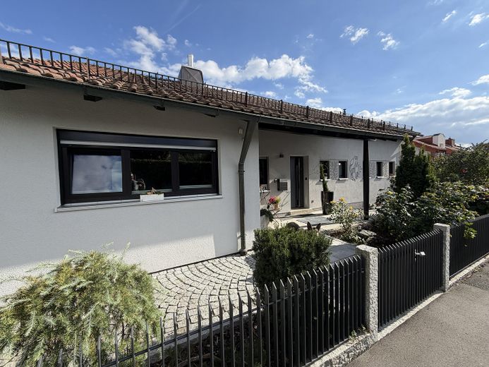 Architect-designed villa with a dream view in a prime location in Hof – Eingangsbereich