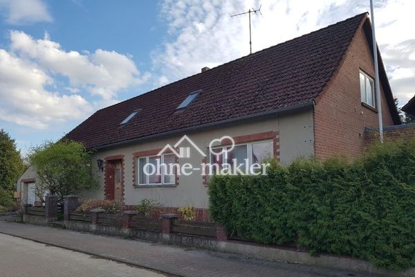 Agréable maison bifamiliale avec un vaste terrain et une cour fermée dans un cadre idyllique