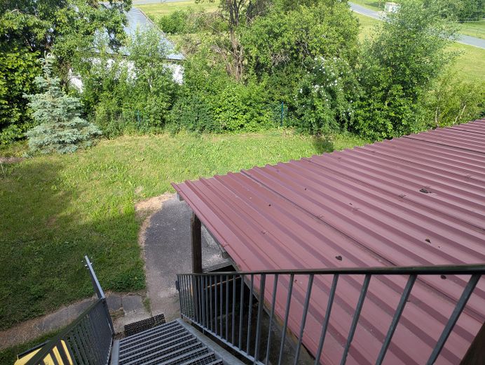 Schöne 4 Zimmer Wohnung mit Balkon und Garten – Treppenaufgang zur Wohnung