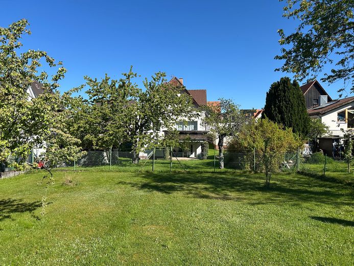 Zweifamilienhaus mit Potenzial: Eine Wohnung bezugsfertig, eine Wohnung zum gestalten und mit viel Raum für eigene Ideen – Foto 3