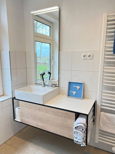 Traumhafter Resthof in absoluter Alleinlage direkt hinterm Eiderdeich mit eigenem Leuchtturm! – Bad Betreiber Haus 1