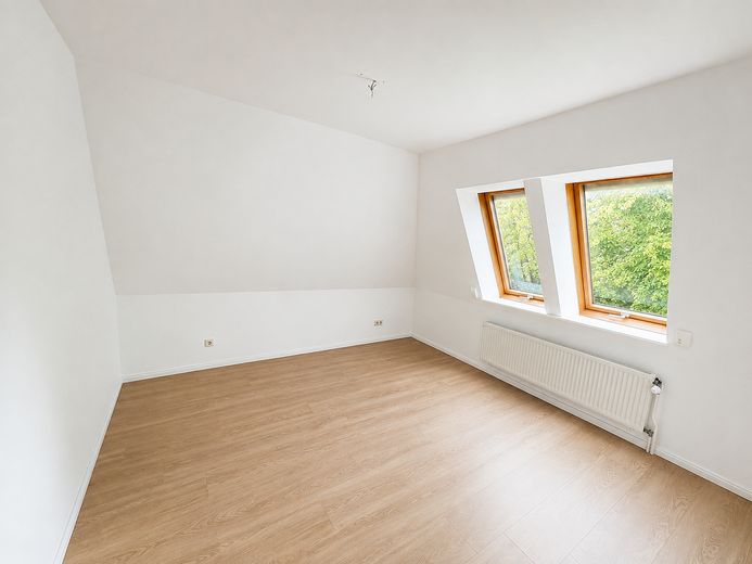Großzügige lichtdurchflutete 4-Zi Wohnung mit EBK, Balkon und Dachterrasse – Zimmer 1 