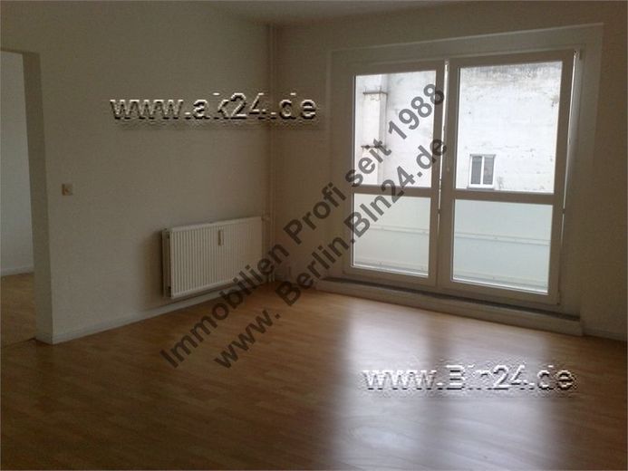 Bezug nach Sanierung - Mietwohnung ohne Fahrstuhl – Wohnzimmer Süd Balkon
