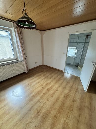 Charmantes Miethaus in der Dreieckssiedlung – RE-Hochlarmark – Schlafzimmer mit Duschbad