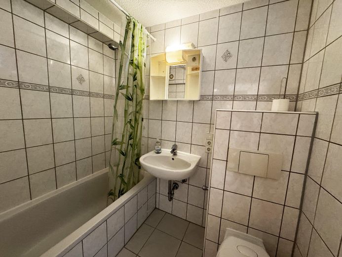 Sonniger Balkon & Stellplatz - Helle 1-Zimmer Wohnung - Nur 50m zur Lidl Zentrale – Bad