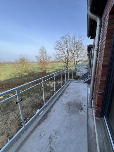 Przytulne 4-pokojowe mieszkanie na poddaszu z widokiem na pola – Balkon / freier Feldblick