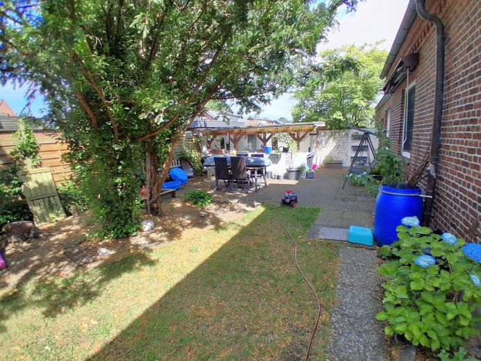 Zweifamilienhaus mit Werkstatt in zentraler Lage. – Garten mit Freisitz